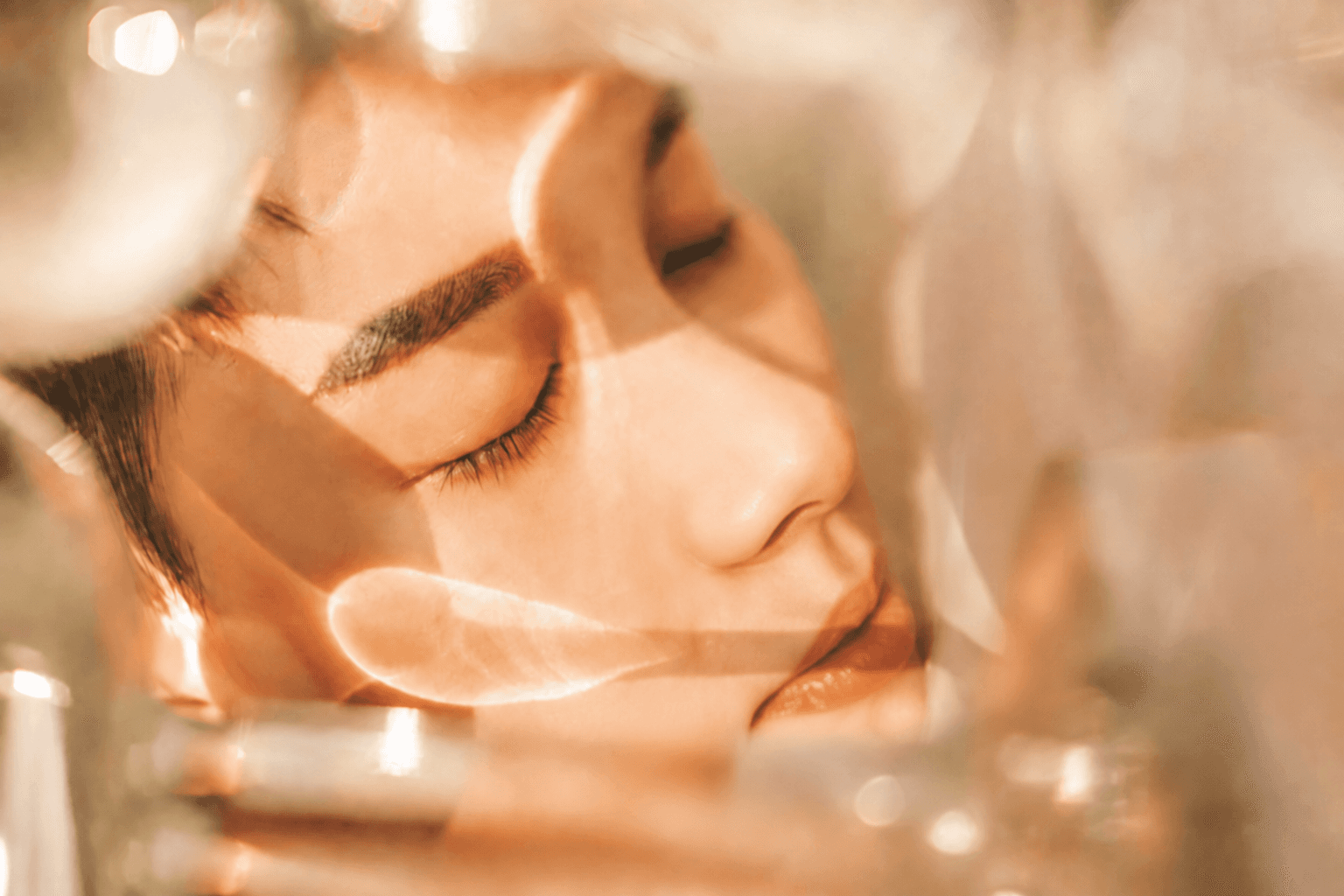 Warm sunlit beauty portrait with soft glass reflections for the BeautyNexos project